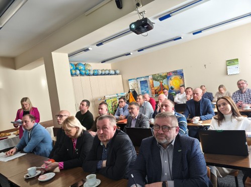 Na zdjęciu widać liczną grupę osób będących członkami Wojewódzkiego Zespołu Porejestrowego Doświadczalnictwa Odmianowego.