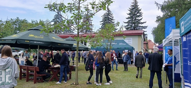 Na zdjęciu widać liczną grupę osób, które przybyły na IV krajowy Pokaz EDO.
