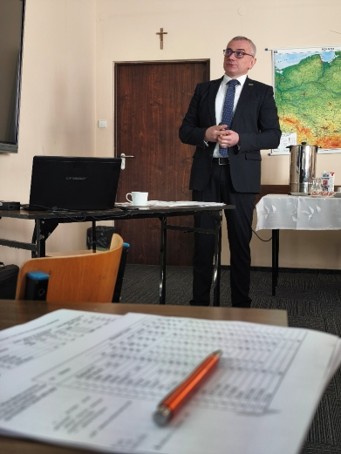 Na zdjęciu widać dyrektora SDOO w Krzyżewie, Arkadiusza Kalinowskiego przemawiającego do zebranych.